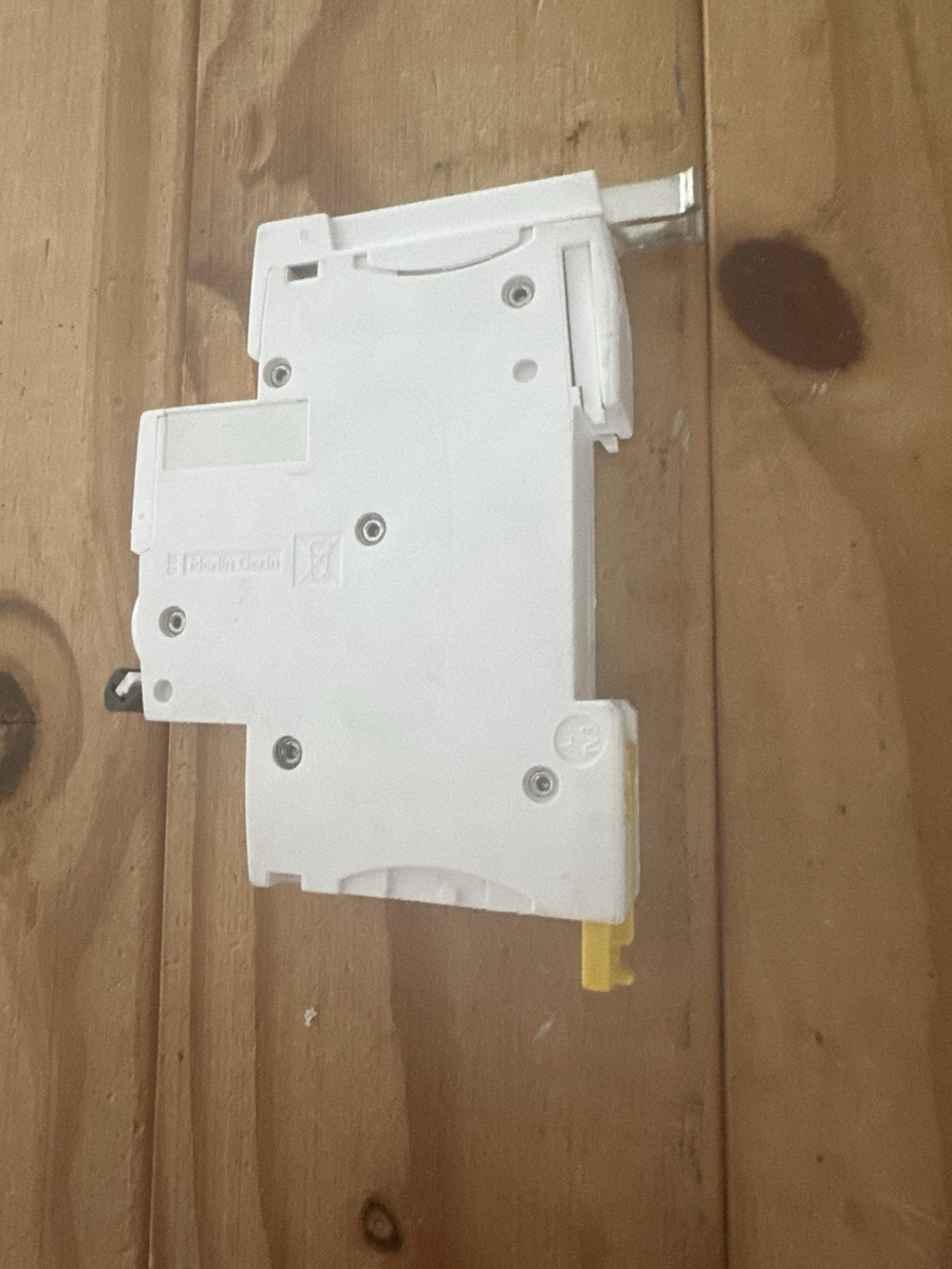 Interruttore Magnetotermico Schneider Electric R9F87106 - 6A Curva B 6kA Resi9 Usato